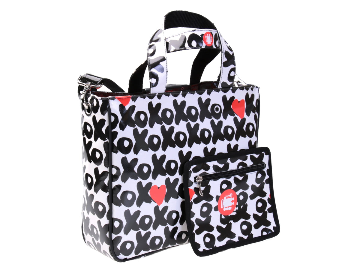 TOTE BAG BLACK AND WHITE &quot;XOXO&quot;. MODEL GLAM MADE OF LORRY TARPAULIN.