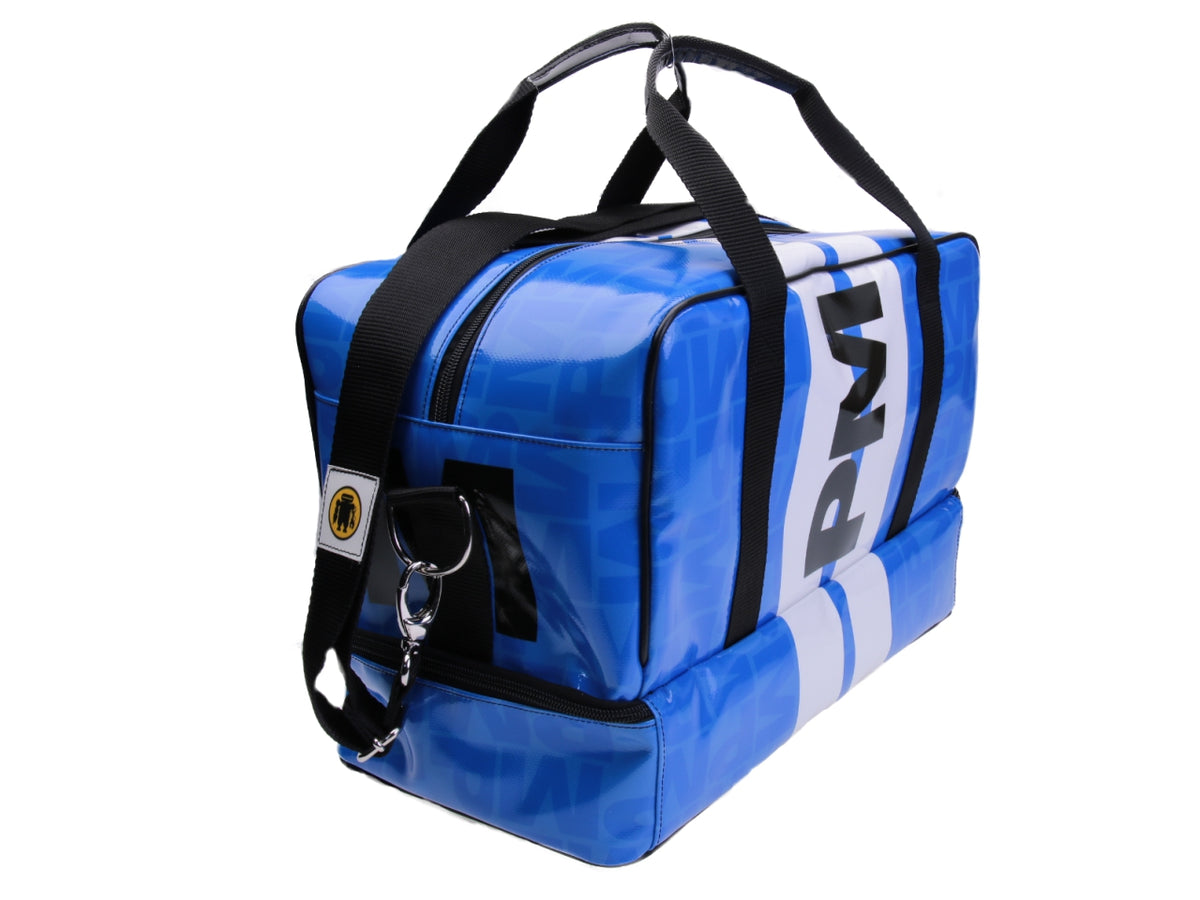 BLUE AND WHITE HAND LUGGAGE BAG 40 X 20 X 25 CM. MODEL FLYME MADE OF LORRY TARPAULIN. - Paul Meccanico