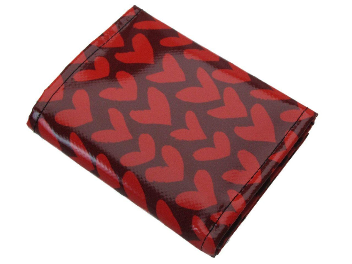 WOMAN WALLET RED COLOUR WITH HEARTS PRINT. MODEL TREK MADE OF LORRY TARPAULIN. - Paul Meccanico
